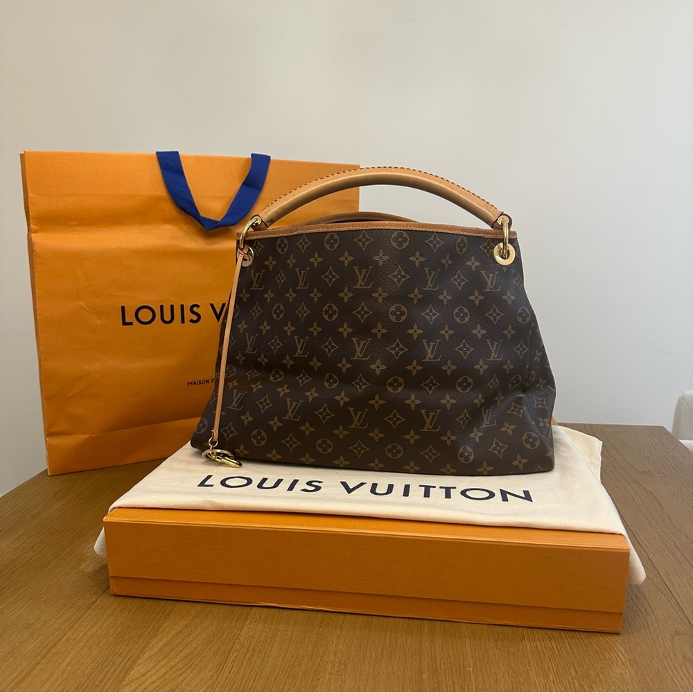 Louis Vuitton MM Artsy Shoulder Bag